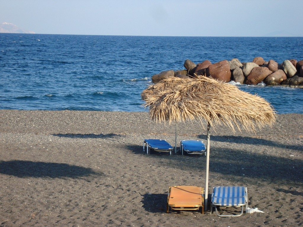 Kamari beach tipica spiaggia a Santorini Kamari Beach da vedere in una settimana a Santorini