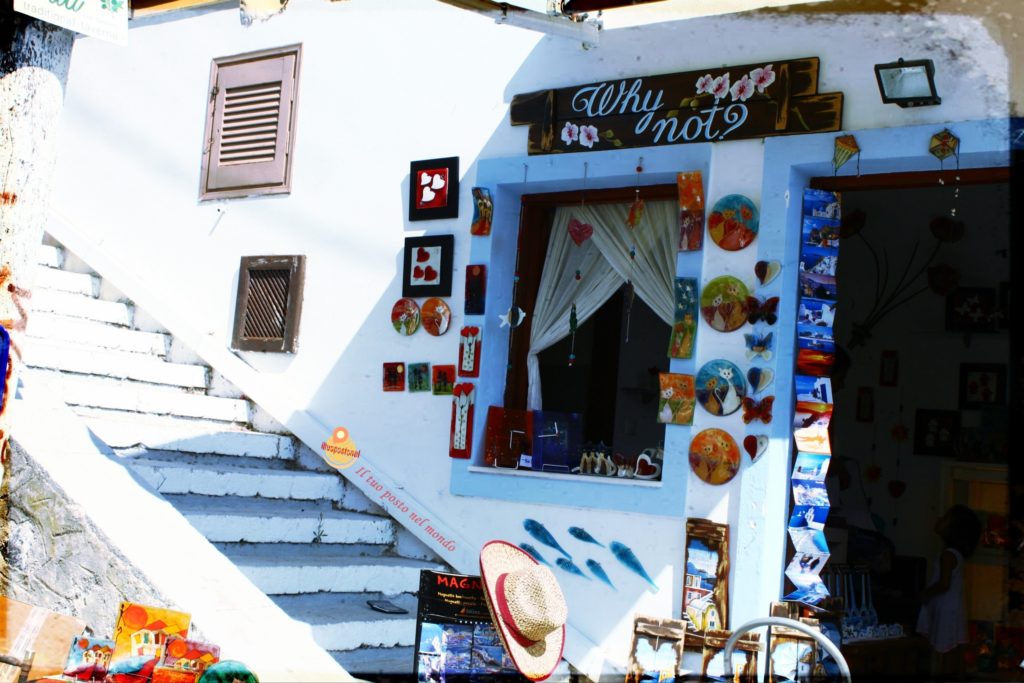 Entrata tipico negozio di Santorini Tipico negozio da vedere a Santorini