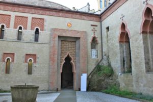 Rocchetta Mattei cortile con fonte battesimale